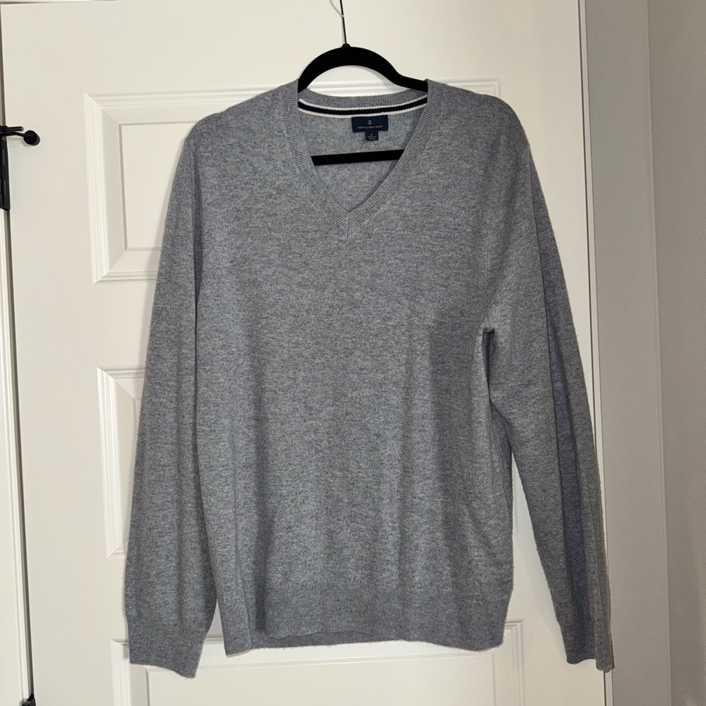Men’s sweater, shallow V-neck
